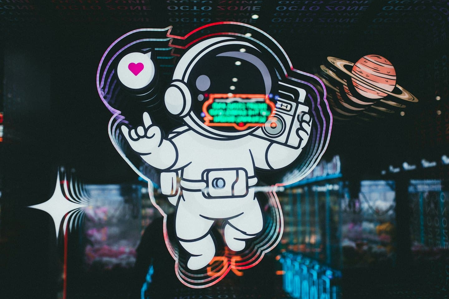 Multikas astronaut-kleebis teeb rokk-žesti ja hoiab kaasaskantavat raadiot.